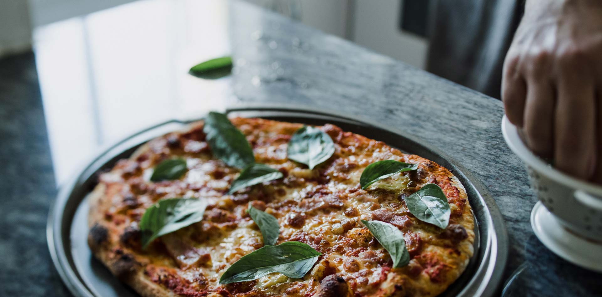 Pizza en préparation sur un plan de travail